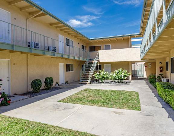 the courtyard at the whispering winds apartments in pearland, tx
