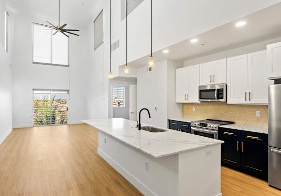 Slate Scottsdale Apartments in Phoenix, AZ Kitchen with Island