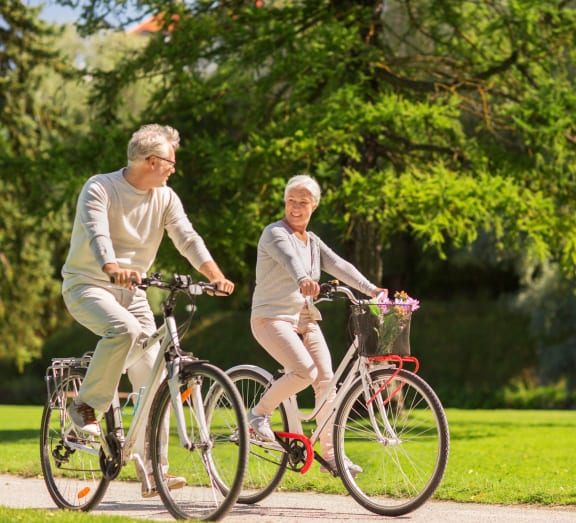 Bismarck, ND Arbor 400 |a man and a woman riding bikes in a park