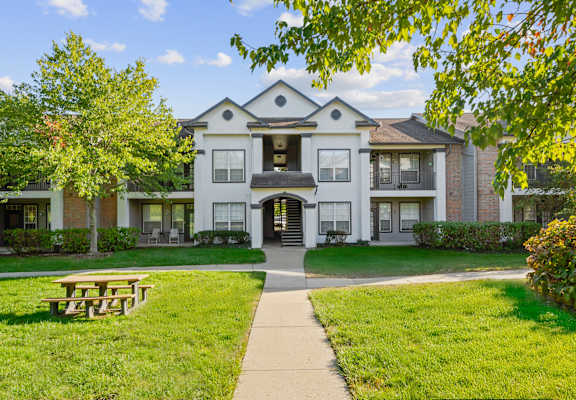 Picnic Table And Green Space at Crowne Chase Apartment Homes, Overland Park, KS, 66210