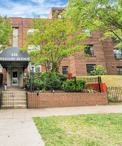 the building in which the avenue apartments are located