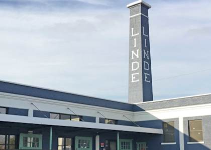 A building with a sign that says Linde on it.
