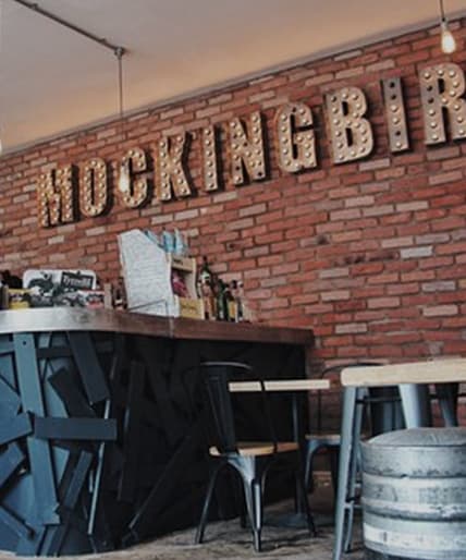a brick wall with the word hukingbg on it