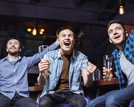 guys-at-sports-bar
