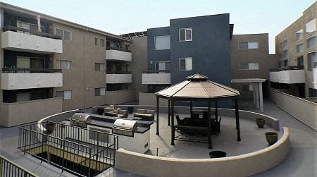 Courtyard BBQ and picnic area