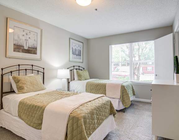 Flats at Riverview apartments in Duluth Georgia photo of two beds in a room with a large window