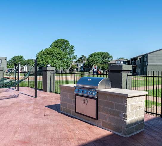 the preserve at ballantyne commons amenities patio with grill and hammock
