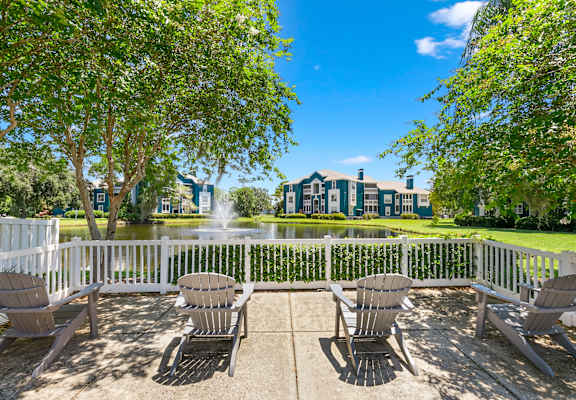 Sundeck Overlooking The Pond & Fountain With A