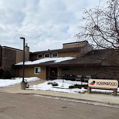 A sign that says Robinwood is in front of a building.