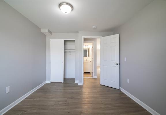 Unfurnished bedroom with wooden flooring at Willowbrooke Apartments, Brockport, NY, 14420