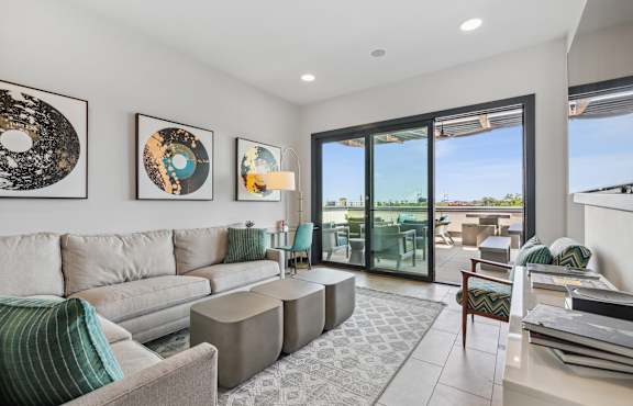 Living room at Skylark in Savannah, GA 31401