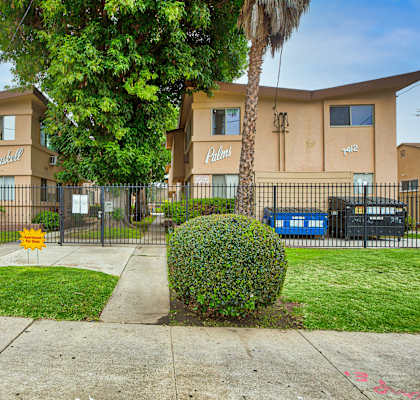 a sidewalk in front of an apartment building