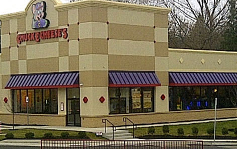 A building with a sign that says MUCK GHEESE'S on it.