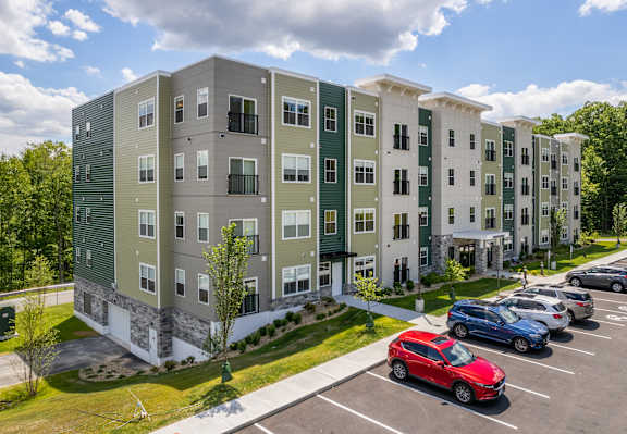 an exterior view at Edgebrook Residences, Merrimack, 03054