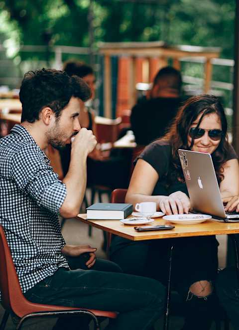 Woman on her computer in a restaraunt