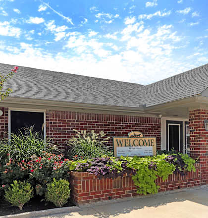 the building where the motel is located at Williamsburg Apartments, Grand Prairie, Texas