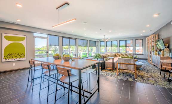 additional photo for property listing at chic digs with room to stretch out in the village 22 car