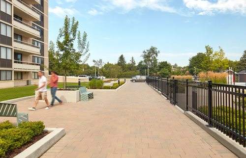 Applewood on the Park building exterior walking path with benches.