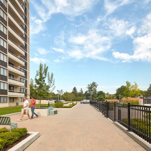 Applewood on the Park building exterior walking path with benches.