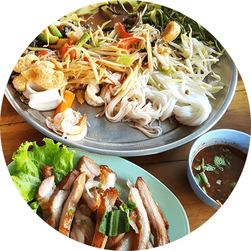 A plate of food with noodles and meat.
