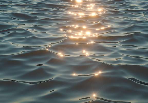 the light shining through the water