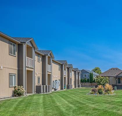 Pine Tree Park Apartments courtyard in Kennewick, WA.