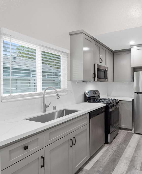 Ocean Edge  at Hamilton Courtyard Apartments, California