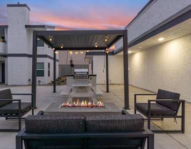 the outdoor patio at Hamilton Courtyard Apartments, California, 92627