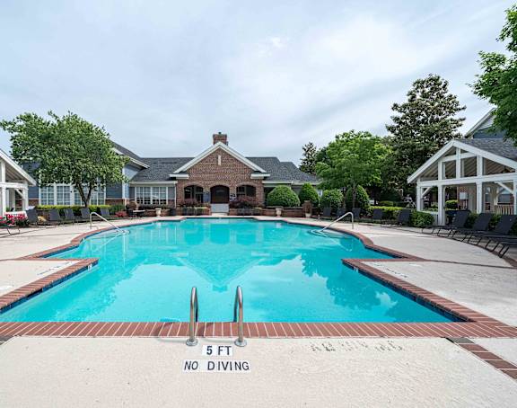 A pool with a sign that says no diving.
