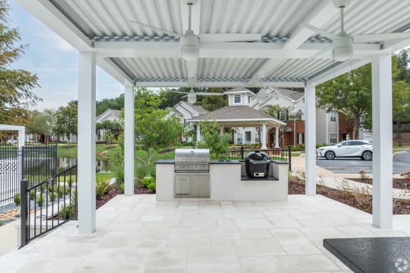 Outdoor Lounge Area at Carlton Park Apartment Homes, Mississippi, 39232