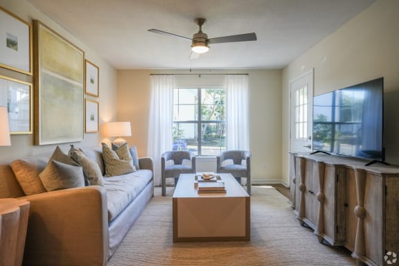 Spacious Living Room at The Vineyard at Castlewoods Apartment Homes in Brandon, Mississippi 39047