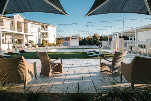 Outdoor Lounge Area at The Azul Apartment Homes, Mississippi, 38655