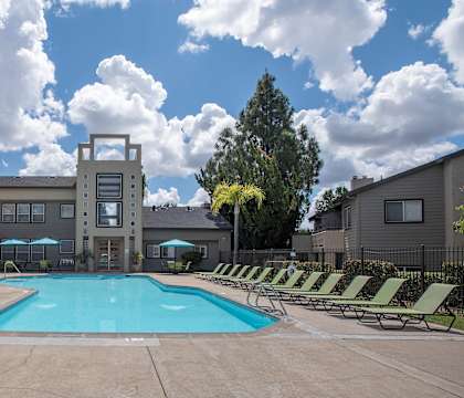 Autumn Oaks apartments, Roseville, California, pool and spa area 