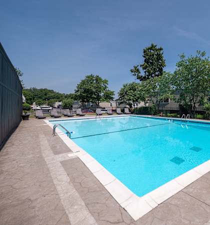 Blue Pool at Lexington Square, Lexington, 40502