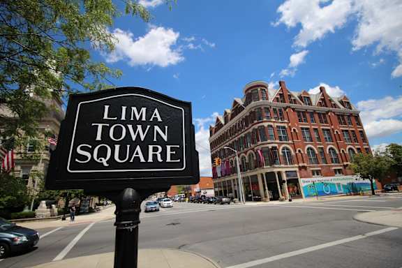 a lamia town square sign on the side of a street