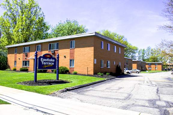 Maple Eastlake Apartments - Eastlake Terrace