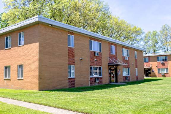 Maple Eastlake Apartments - Eastlake Terrace