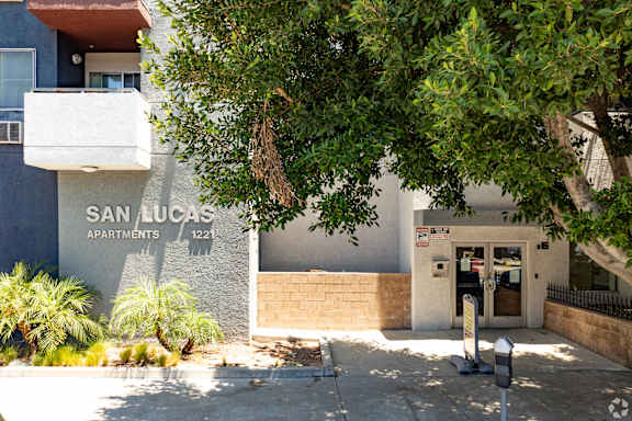 the entrance to the apartments building