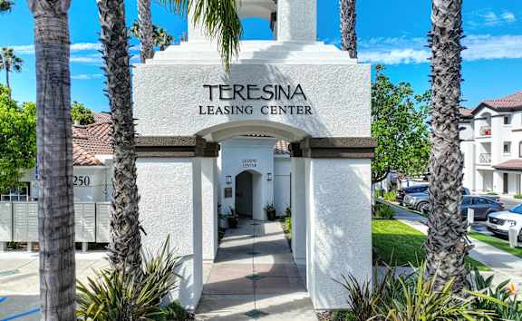 The Teresina Leasing Center is a white building with palm trees in front.