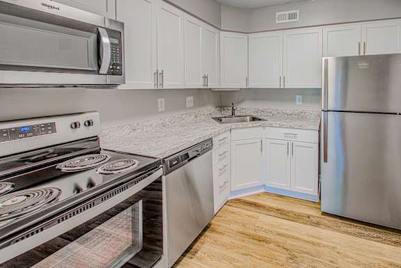 White cabinetry in kitchen1 at Tuscarora Creek, Leesburg