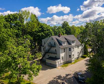 additional photo for property listing at chic digs with room to stretch out in the village 22 car