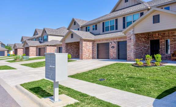 a street sign in front of a row of houses