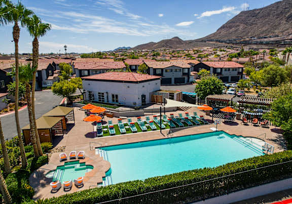 Townhomes at Horizon Ridge Pool Area with Jacuzzi and view of surrounding mountains