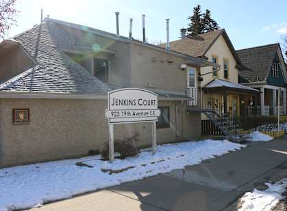 A building with a sign that says Jenkins Court.
