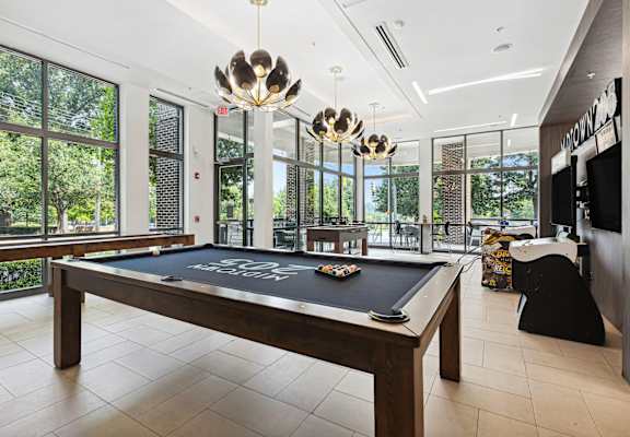 additional photo for property listing at chic digs with room to stretch out in the village 22 car
