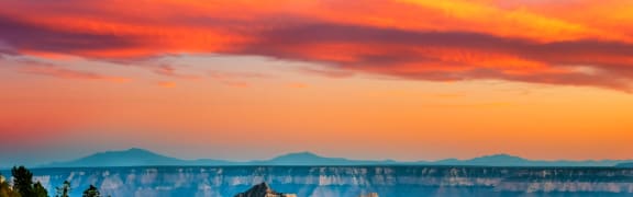 the sun sets over the grand canyon