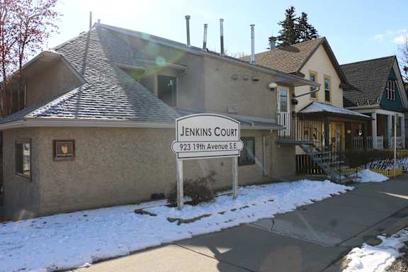 A building with a sign that says Jenkins Court.
