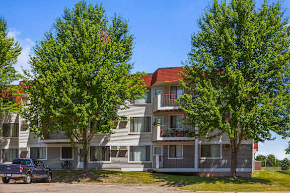 Front View at Heritage Hills Apartments, Minnesota