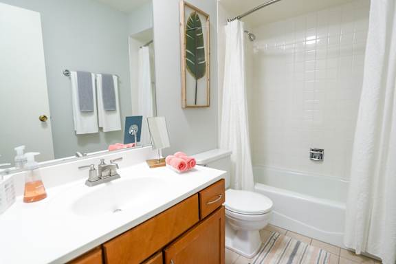 Hallway bathroom with tub/ shower