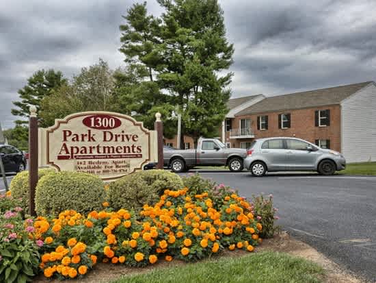 the sign in front of the park drive apartments parking lot